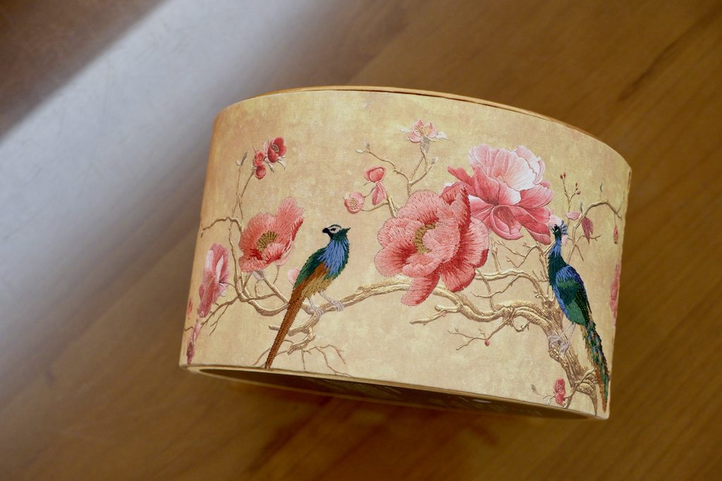 東方文華雅閣奶黃月餅禮盒外盒，絲柔布面上繡有牡丹花與花鳥