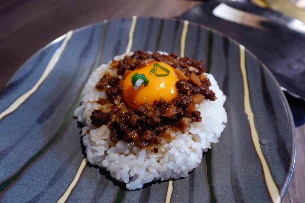胡同裏生蛋黃和牛肉燥飯