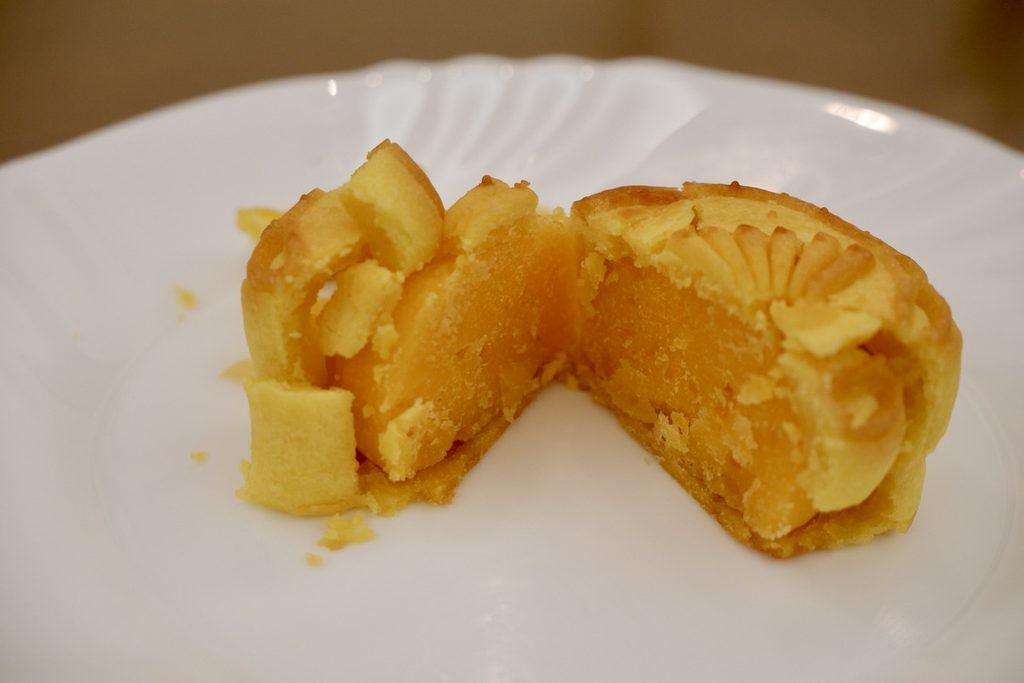 東方文華雅閣奶黃月餅切開的樣子，內餡濃郁綿密