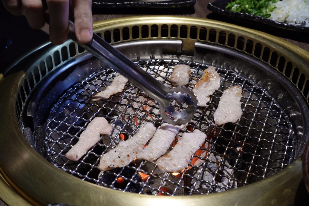 胡同裏專人代烤的霜降松阪豬