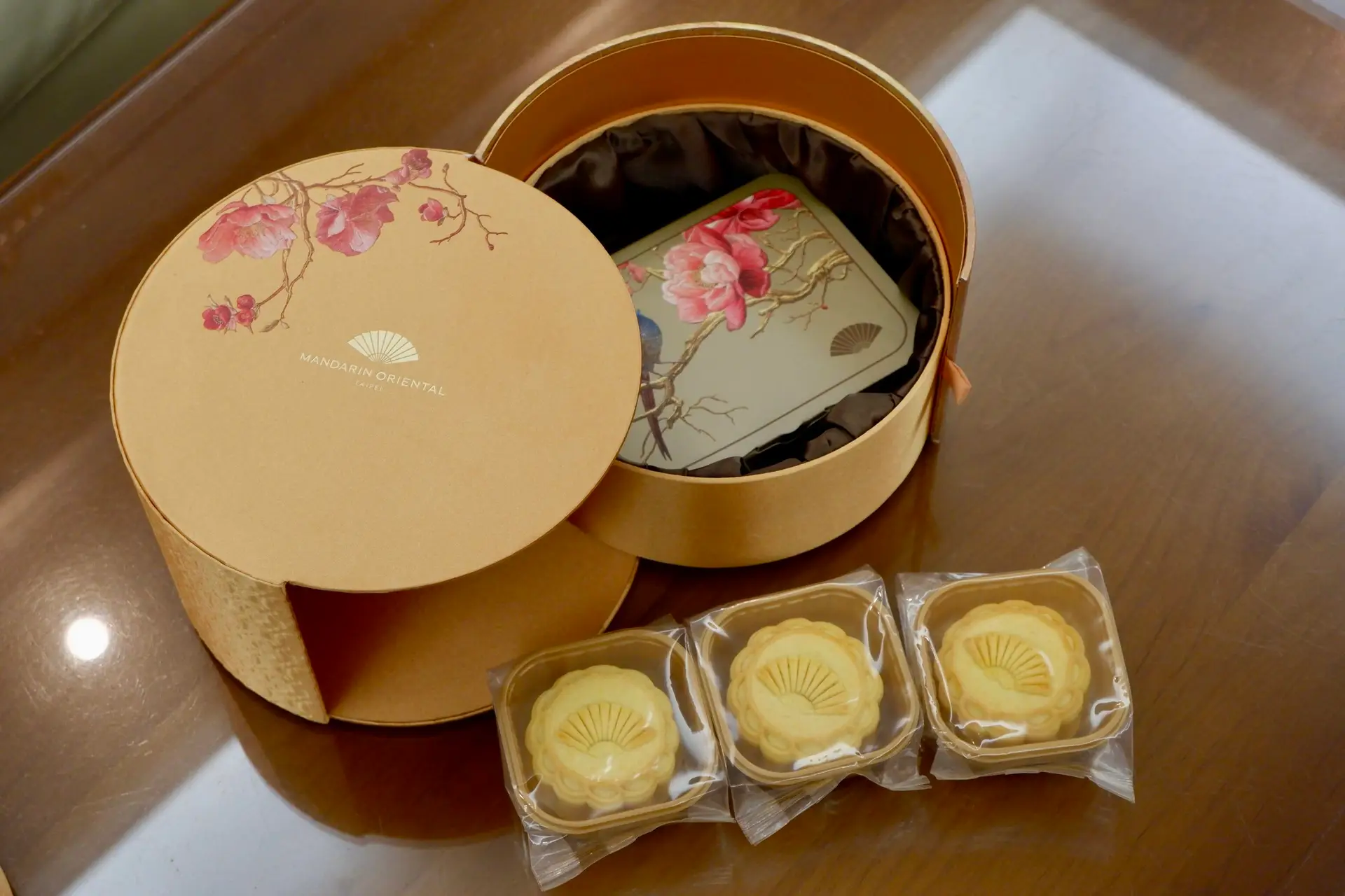 東方文華月餅開箱評價|$2680 六顆,一顆將近$500值得嗎?