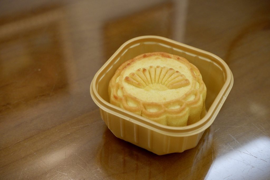 東方文華奶黃月餅，表面有扇形紋路