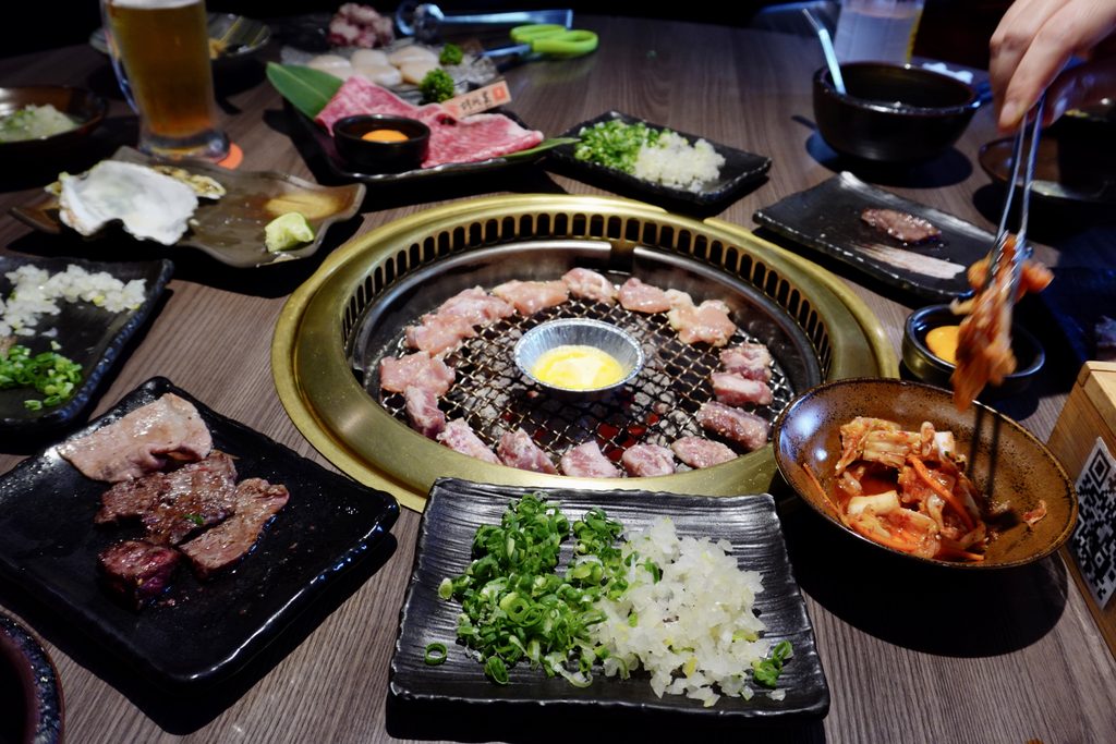 胡同裏燒肉-天花板料理四人套餐與和牛滿漢全席全景特寫
